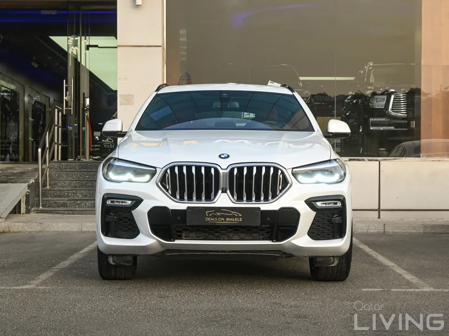 BMW X6 40i. Model 2022. 