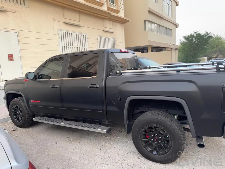Matte Black GMC Sierra 2015 | V8 | Leather | JBL | King Air Suspension |