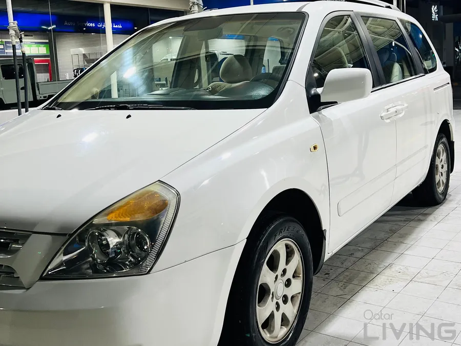 Kia Carnival 2010 – White | Slightly Negotiable (Only Watsapp)