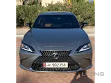 Lexus ES 350- Single owner.  BRAND new condition 