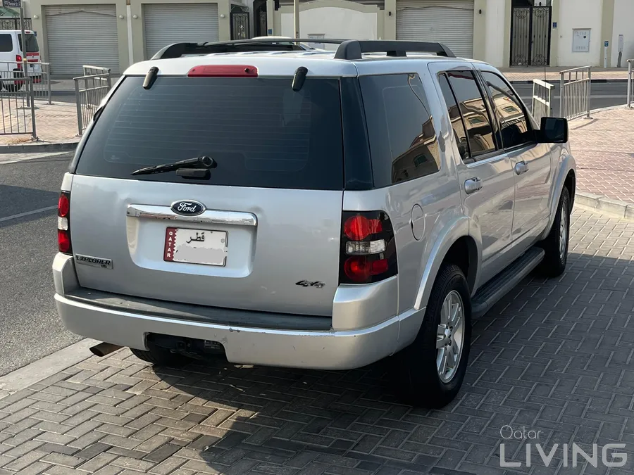 Neat & Clean Ford Explorer  2010
