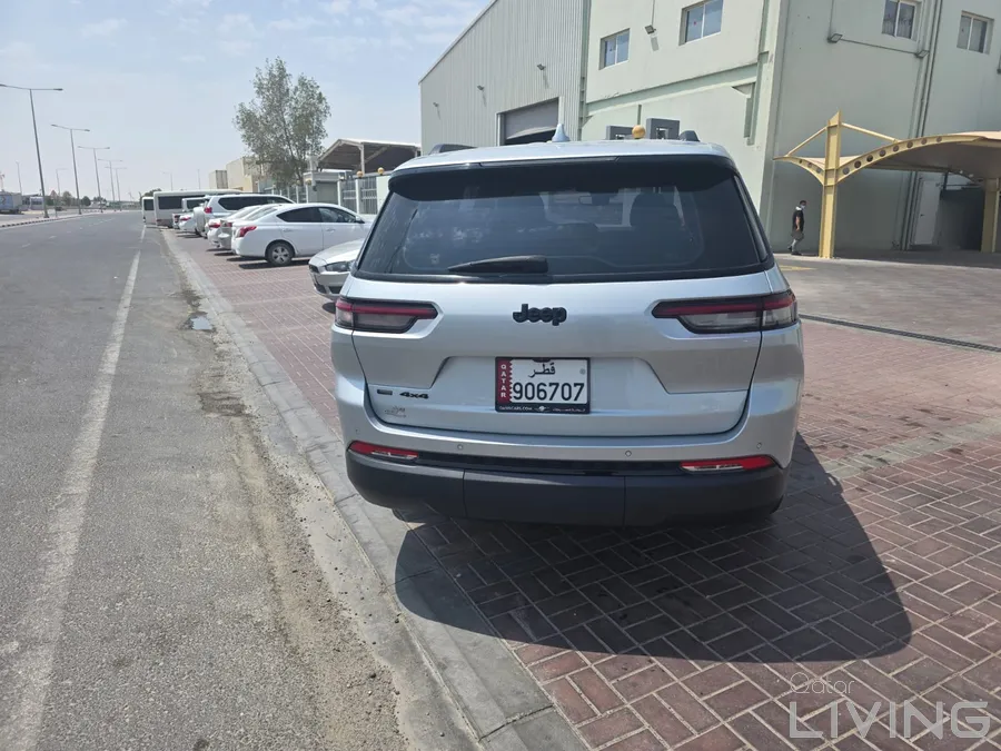 Very Clean, Low Milage Grand Cherokee with warranty and service package for sale
