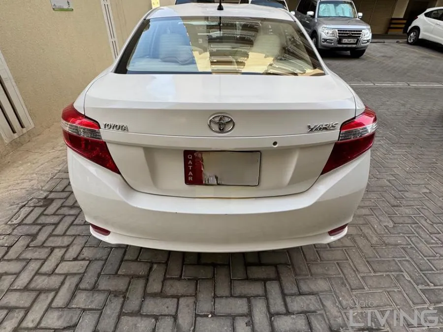 White Toyota Yaris – Smooth, Reliable, Family-Owned