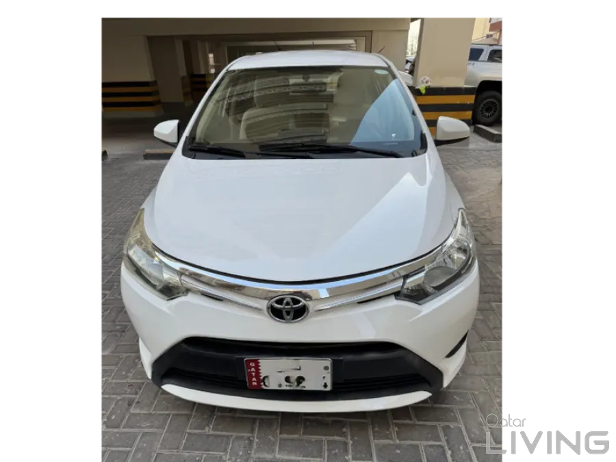 White Toyota Yaris – Smooth, Reliable, Family-Owned
